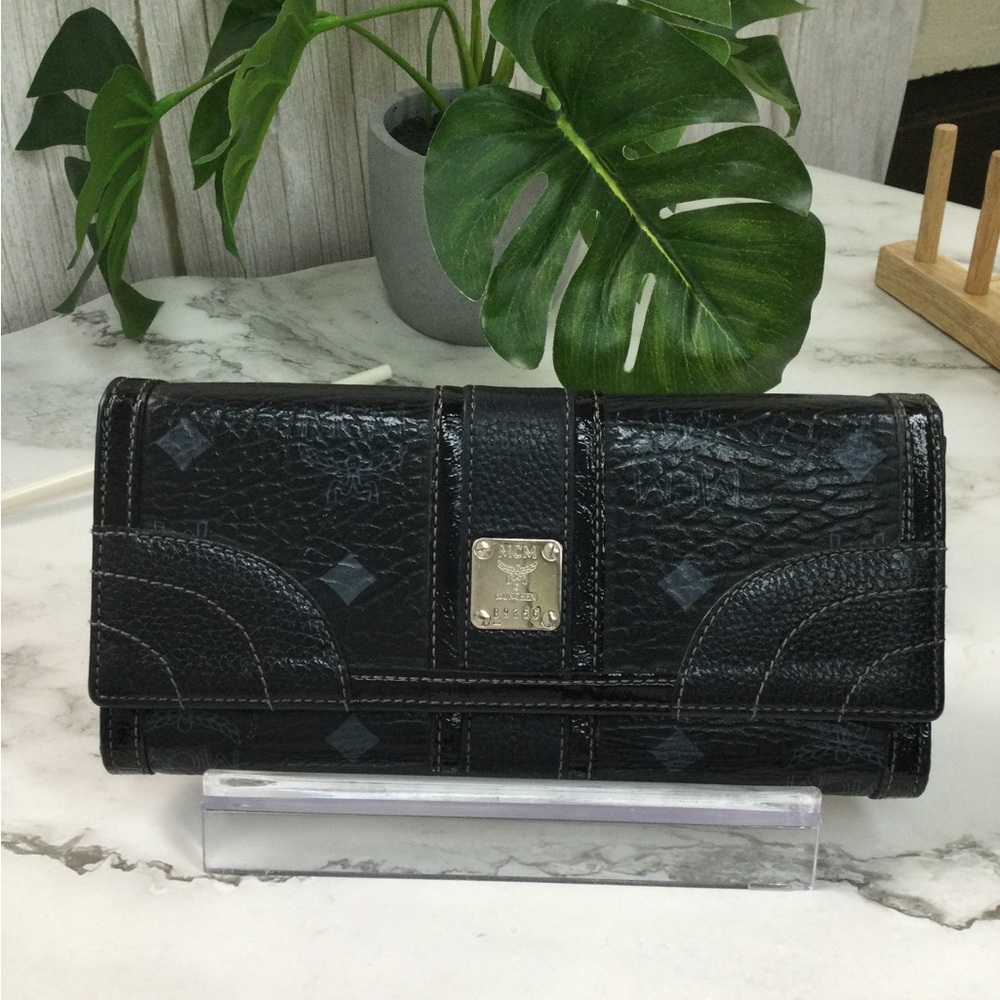 GUC MCM Black Women's Leather Wallet Clutch - Designer Plate Accent